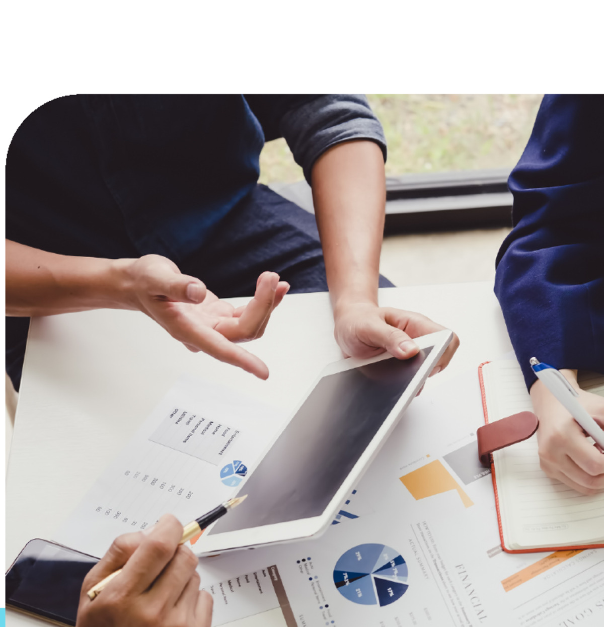 Equipo revisando información de consultoría de negocios